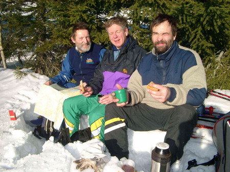 Arne, Bengt och Sune fikar i en snödriva