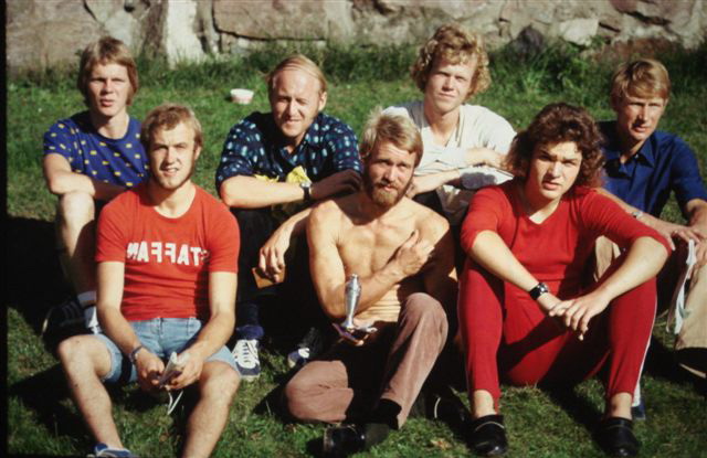 Lagmedlemmarna Gränsekuriren 1973 sittande i gräset