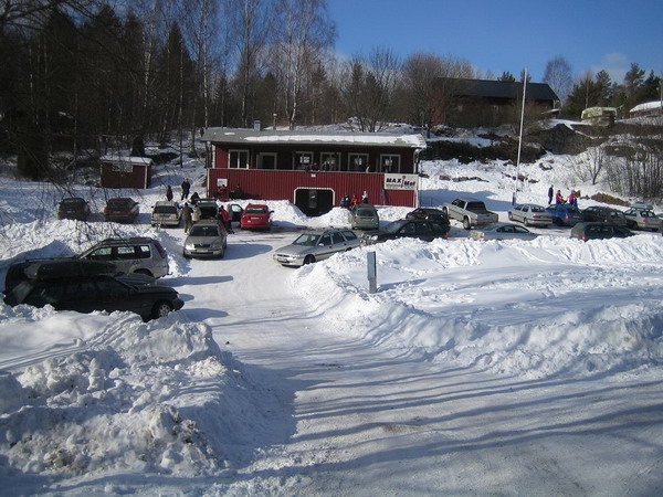 Vinterbild med full parkering